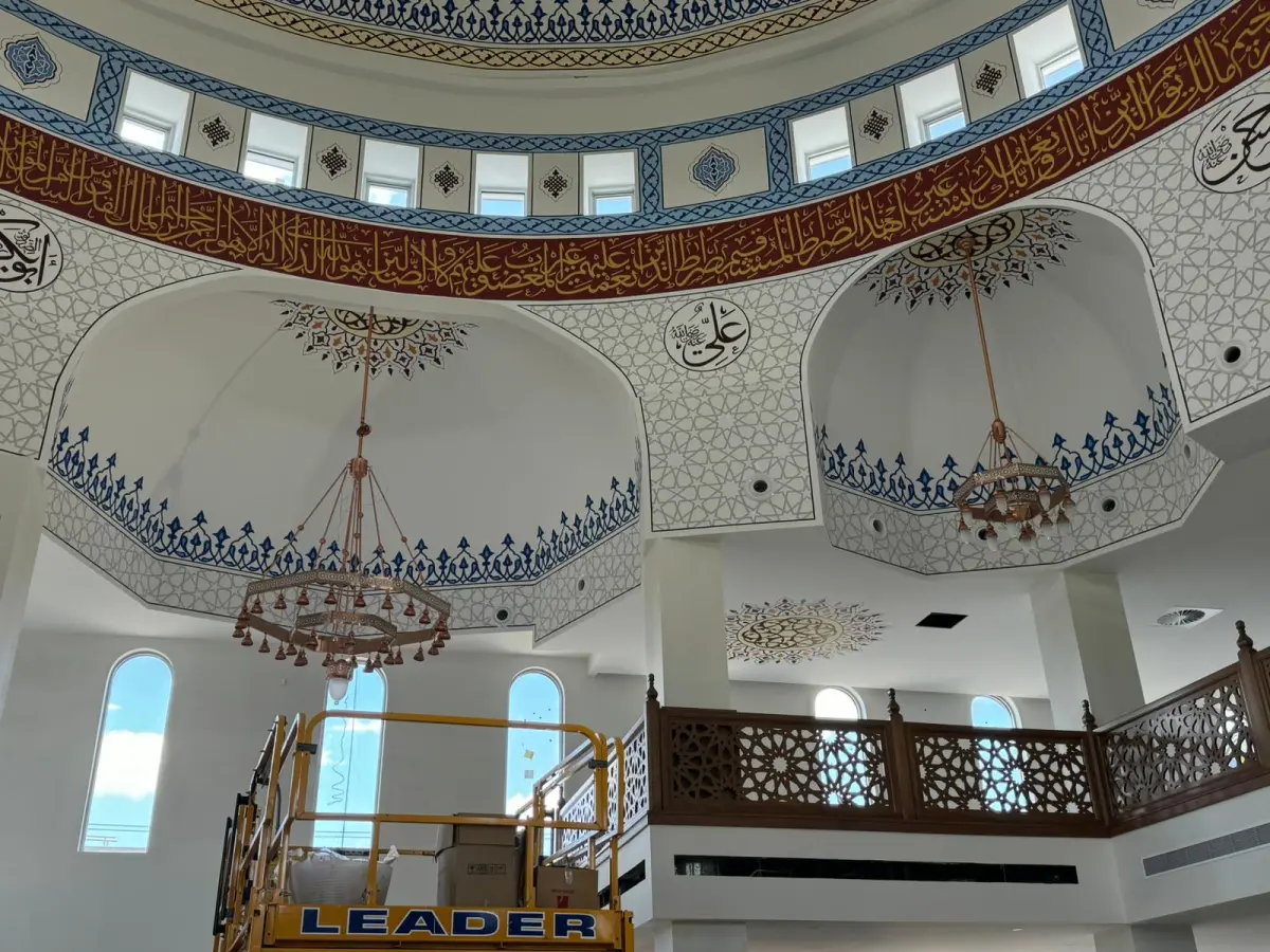 Üst mahfil korkuluğu, kalem işli kubbe eteği ve makaslı platform