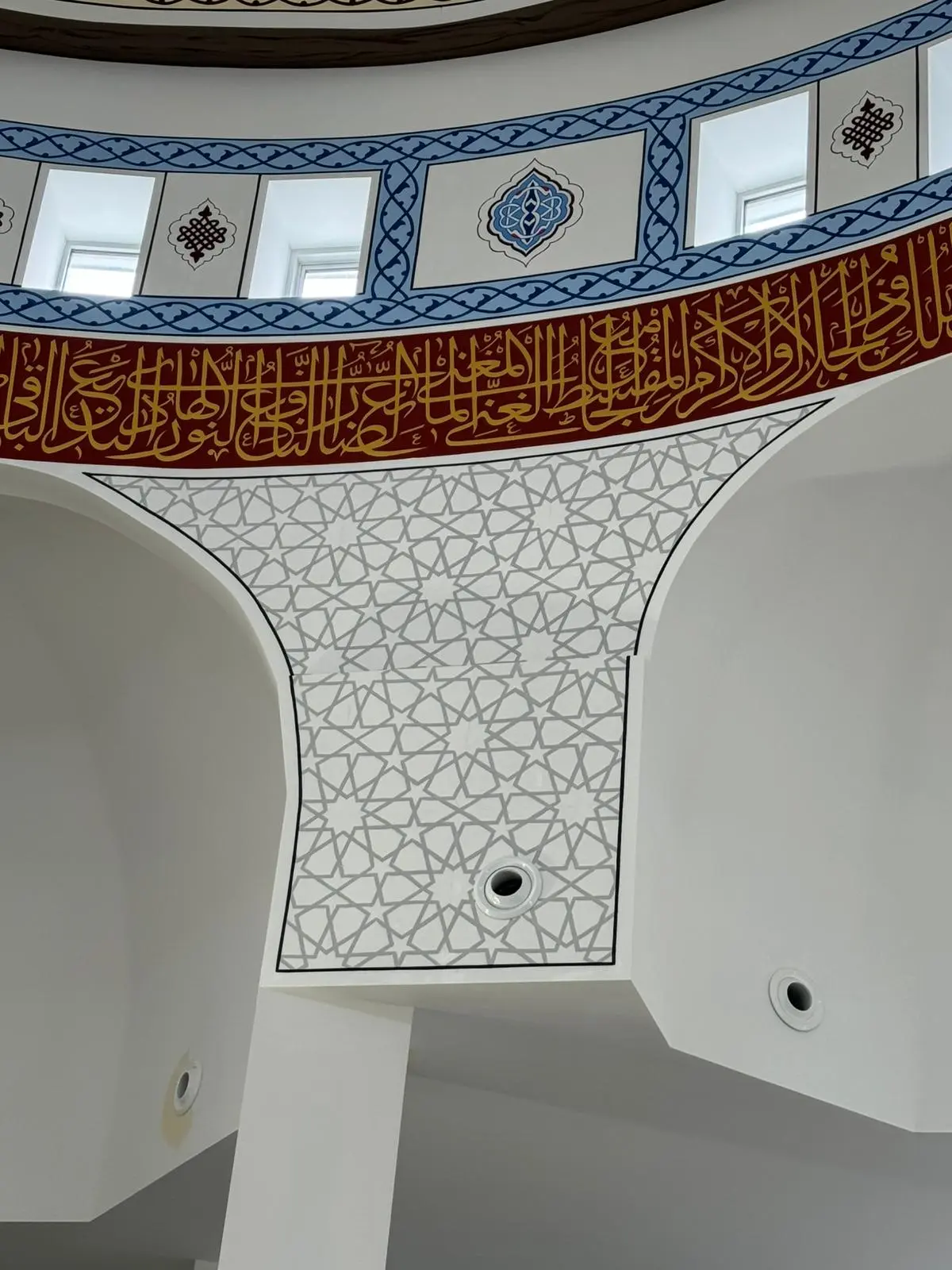 Pandantif detayı — geometrik desen zemini ve hat bandı