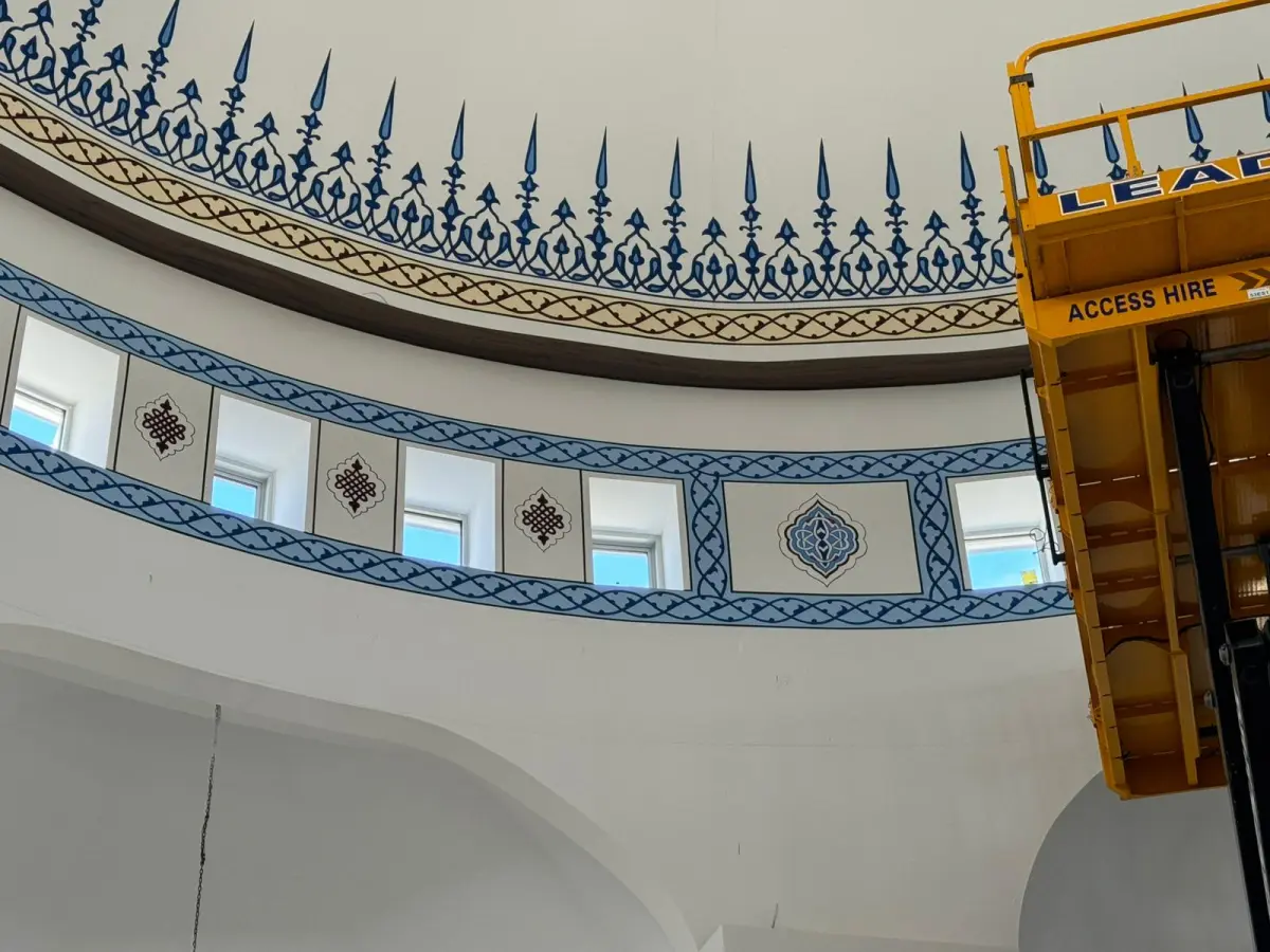Kasnak bandı — pencereler arasında kalem işi ve mukarnas dokusu