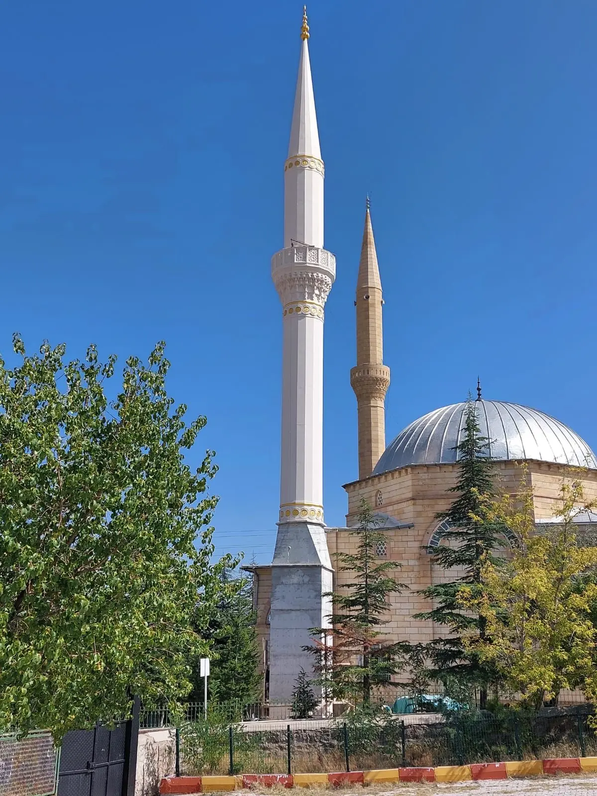 Karatlı Camii minaresi ve arkadaki eski minarenin birlikte görünümü