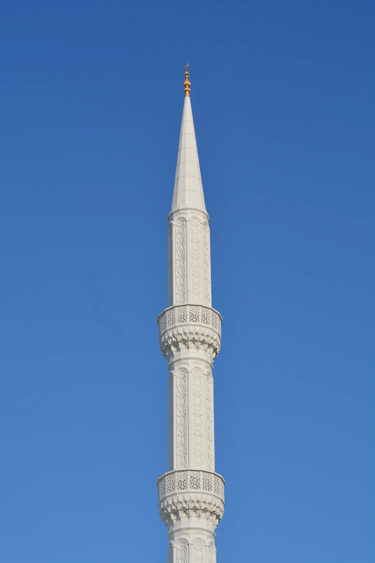 Ordu Kayabaşı Camii minaresi — çift şerefeli gövdenin tam boy görünümü