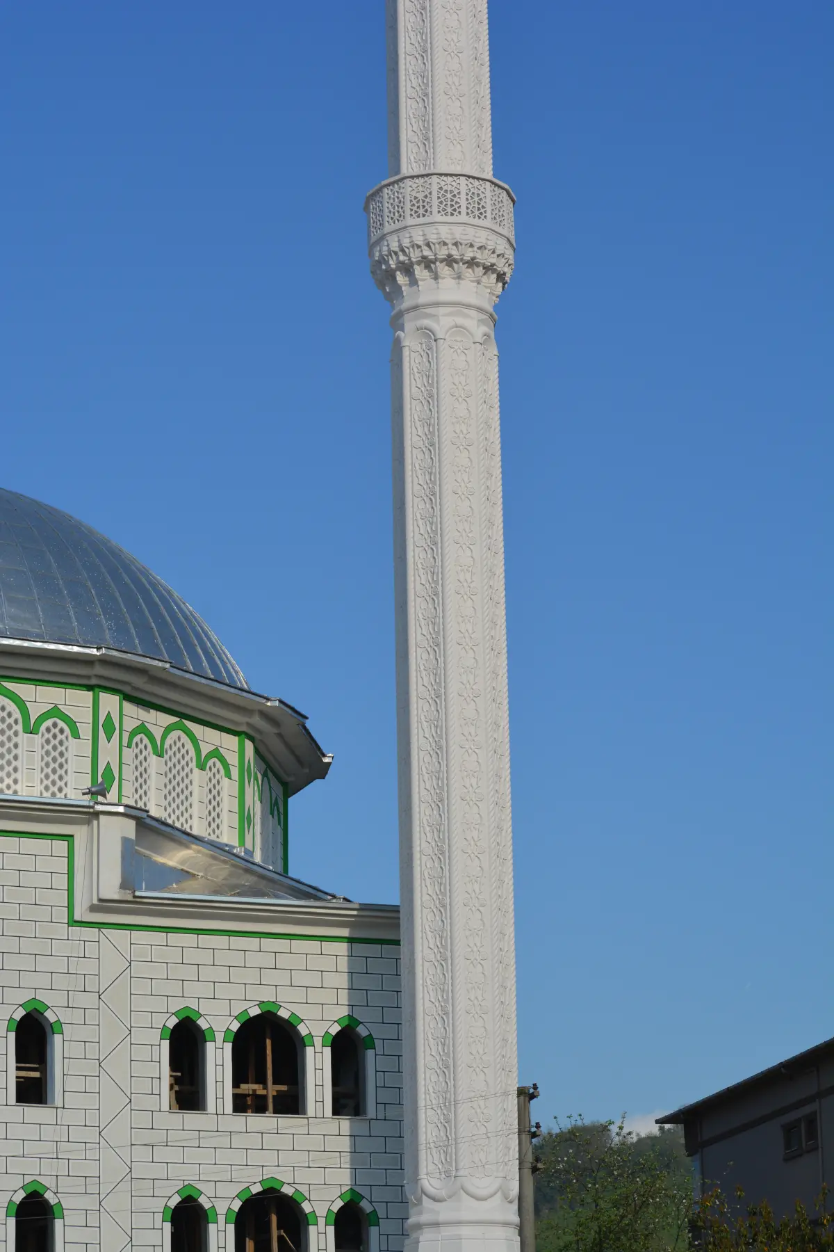 Minare ile caminin kurşun kubbesinin birlikte görünümü