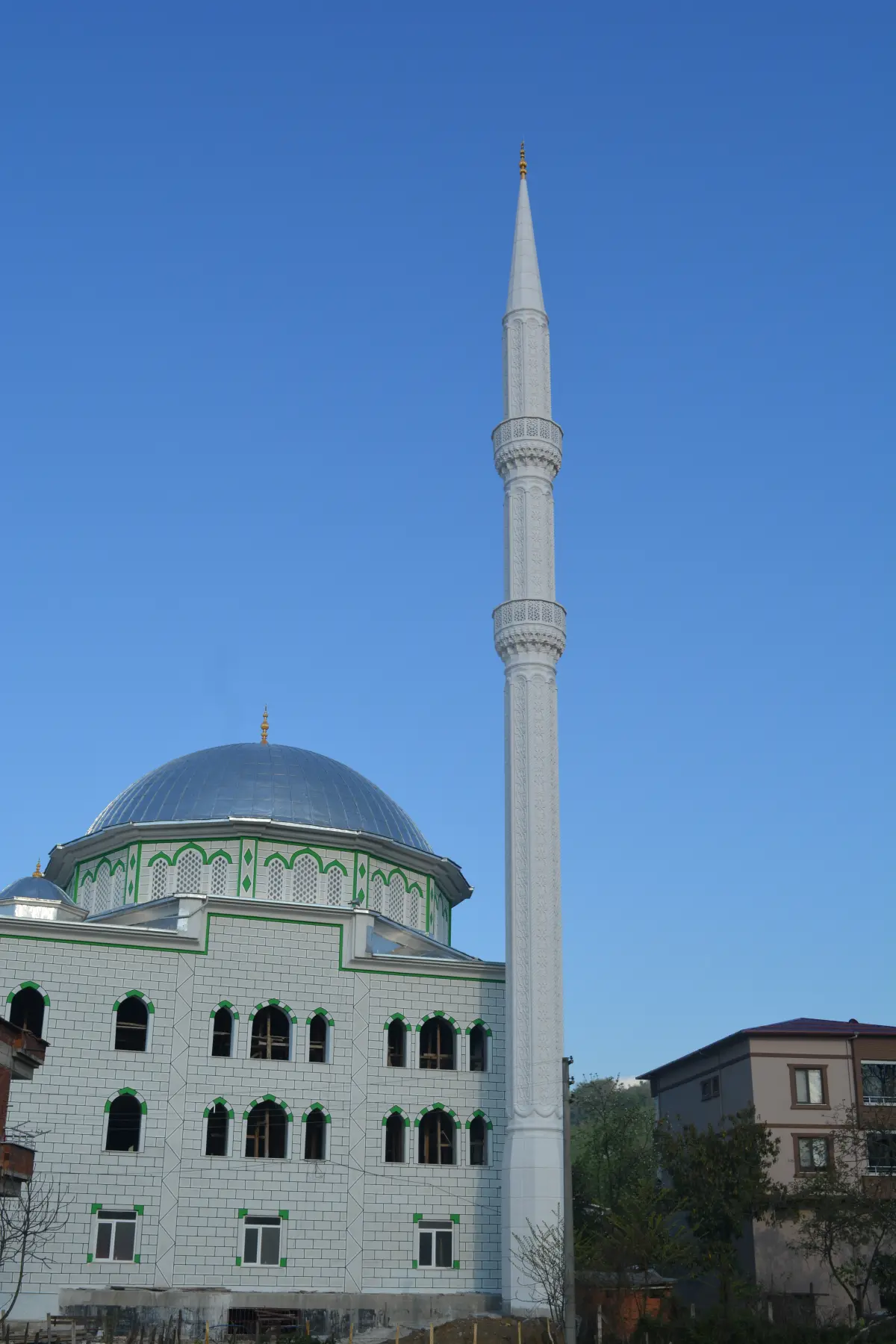 Ordu Kayabaşı Camii ve çift şerefeli minaresinin genel görünümü