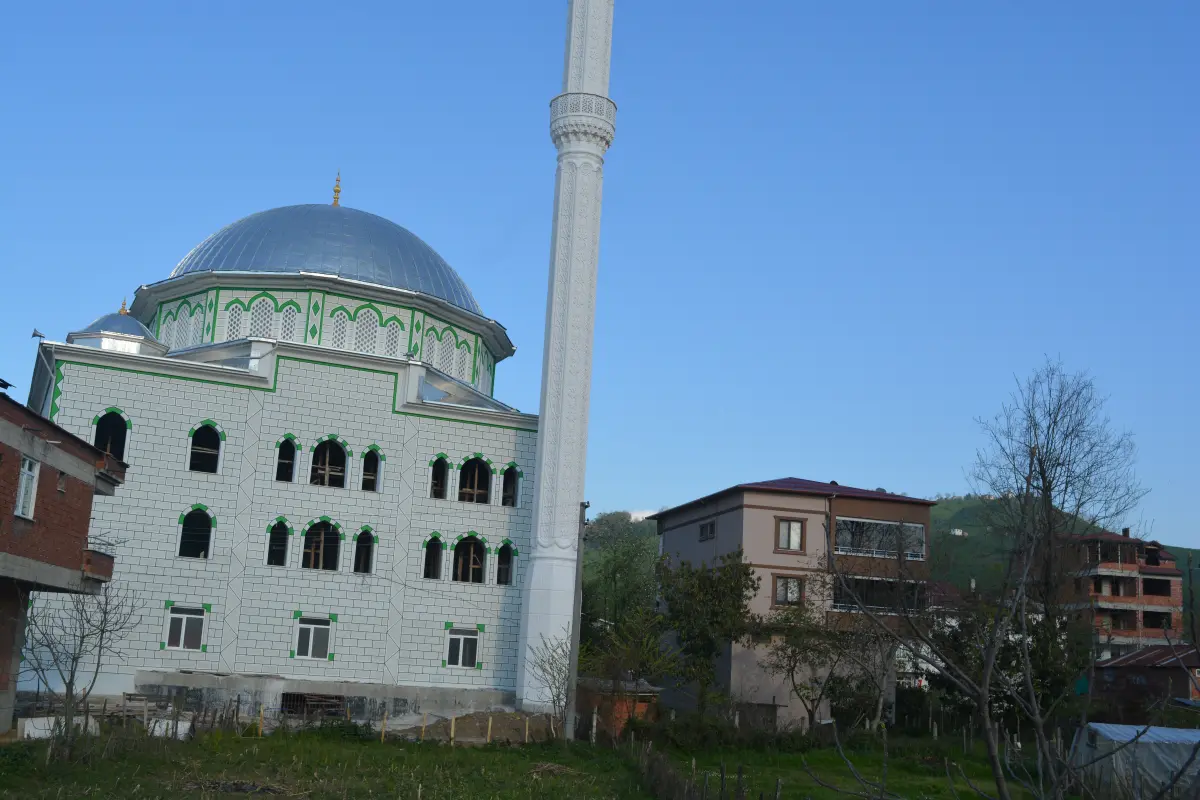 Caminin taş kaplamalı cephesi ve minarenin kaide bölümü