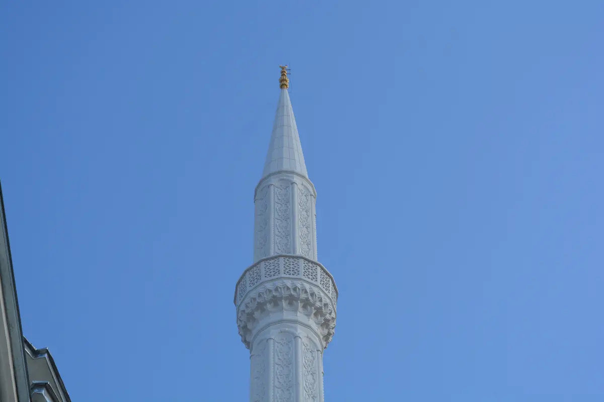 Minarenin petek ve külah bölümü, aşağıdan bakış