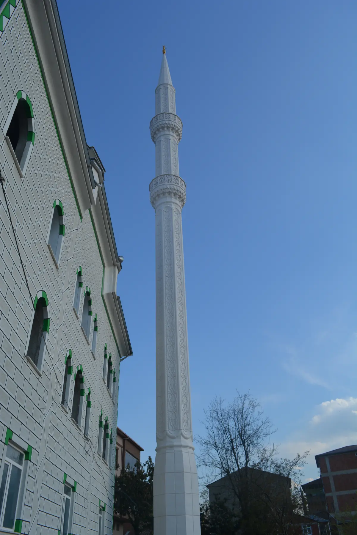 Cami cephesi ile minare gövdesinin renk ve doku uyumu