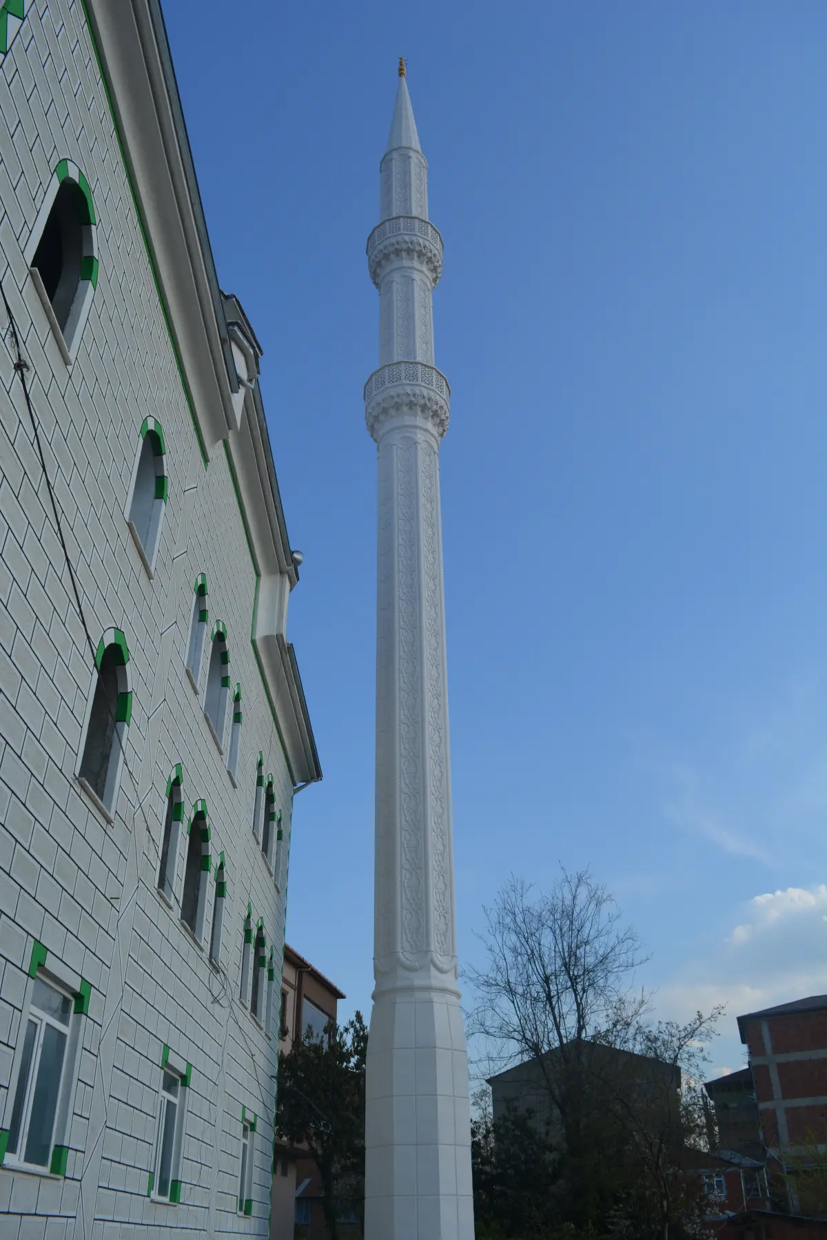 Kayabaşı Camii minaresi — sokak kotundan tam boy perspektif