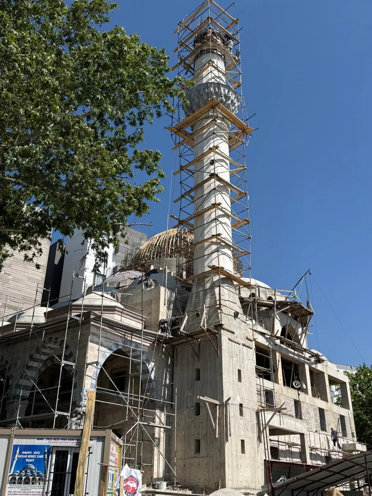 Osmaniye Düziçi Hacılar Merkez Camii — ahşap iskele içinde yükselen minare