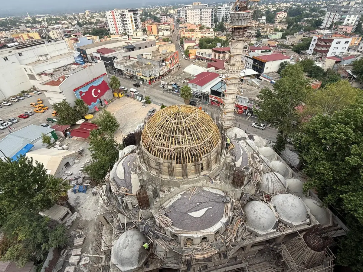 Kuş bakışı: kubbe kalıbı, yarım kubbeler ve çevredeki çarşı dokusu