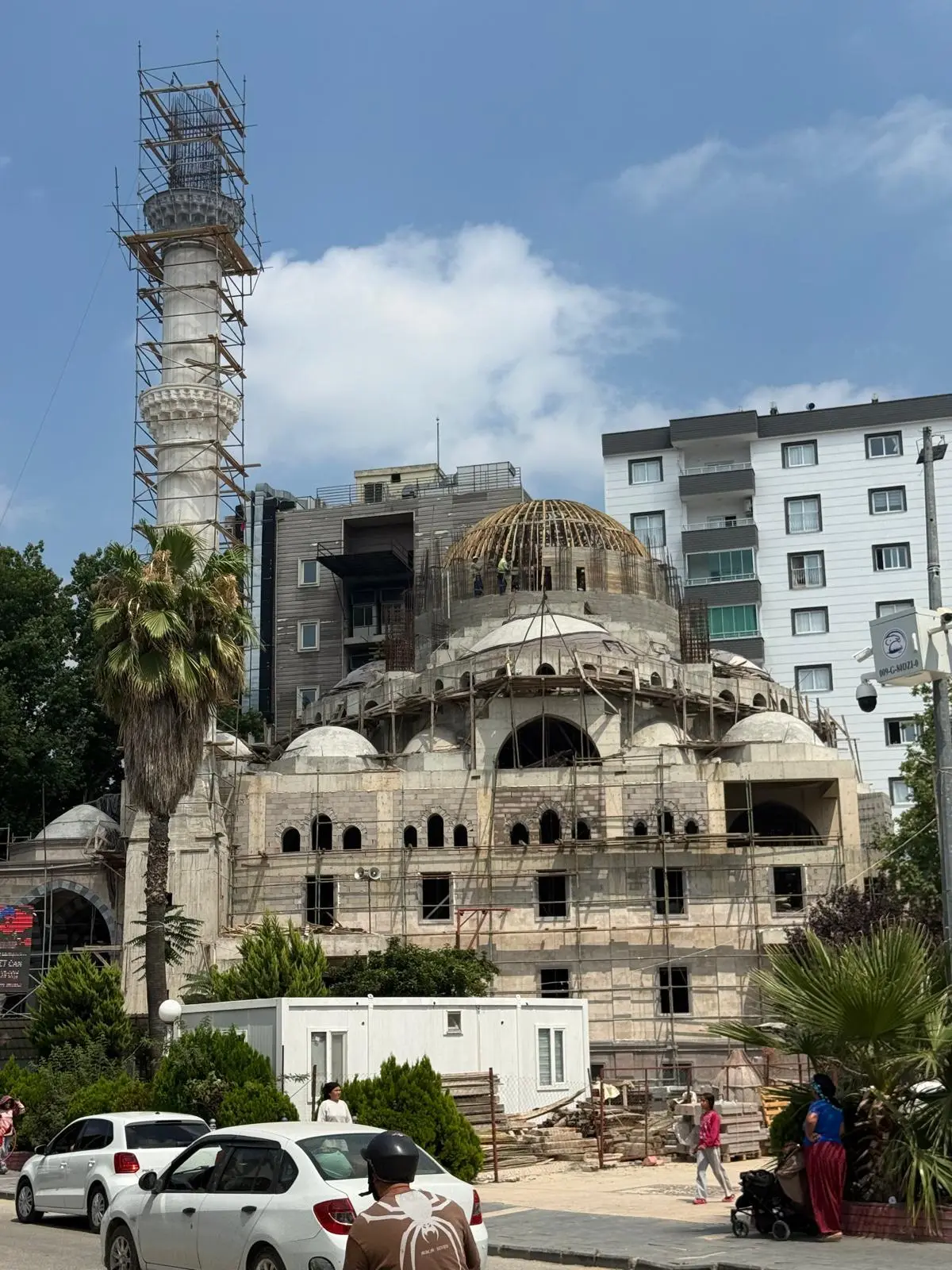 Caminin cepheden görünümü; kubbe kalıbı ve yükselen minare
