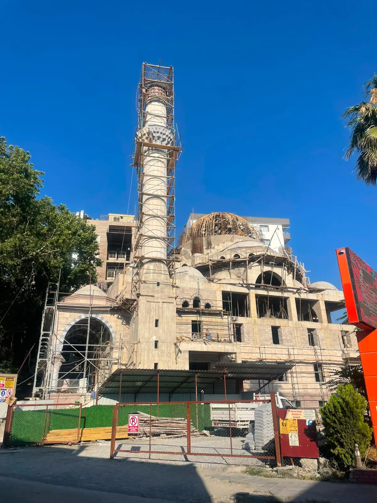 Sokak kotundan cami ve minarenin genel görünümü