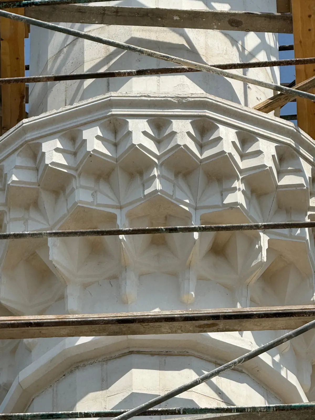 Mukarnaslı şerefe bileziği — kalıptan çıkmış beton yüzey, yakın plan