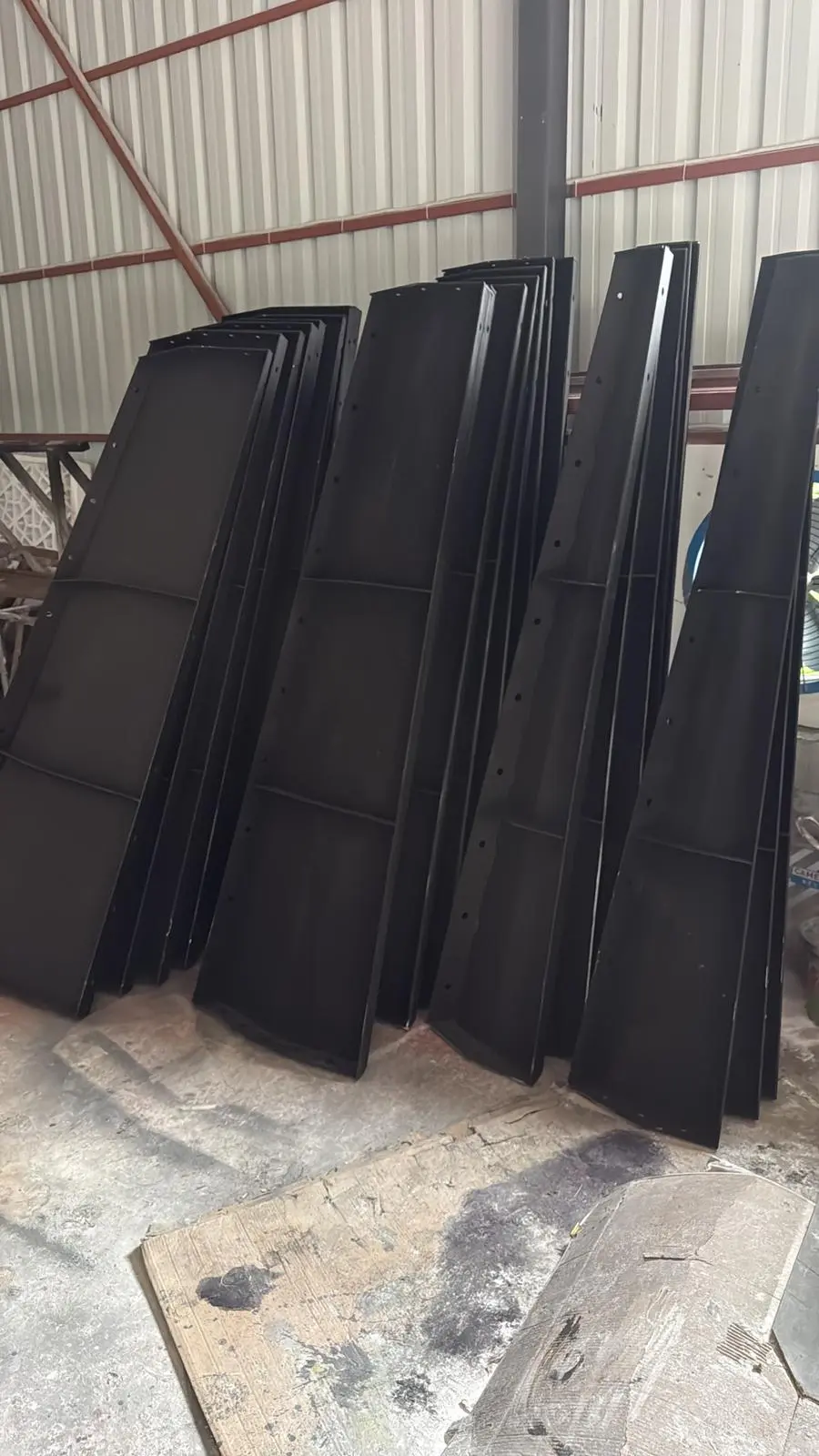 Minare gövdesi için üretilmiş fiberglas kalıp modülleri, atölyede