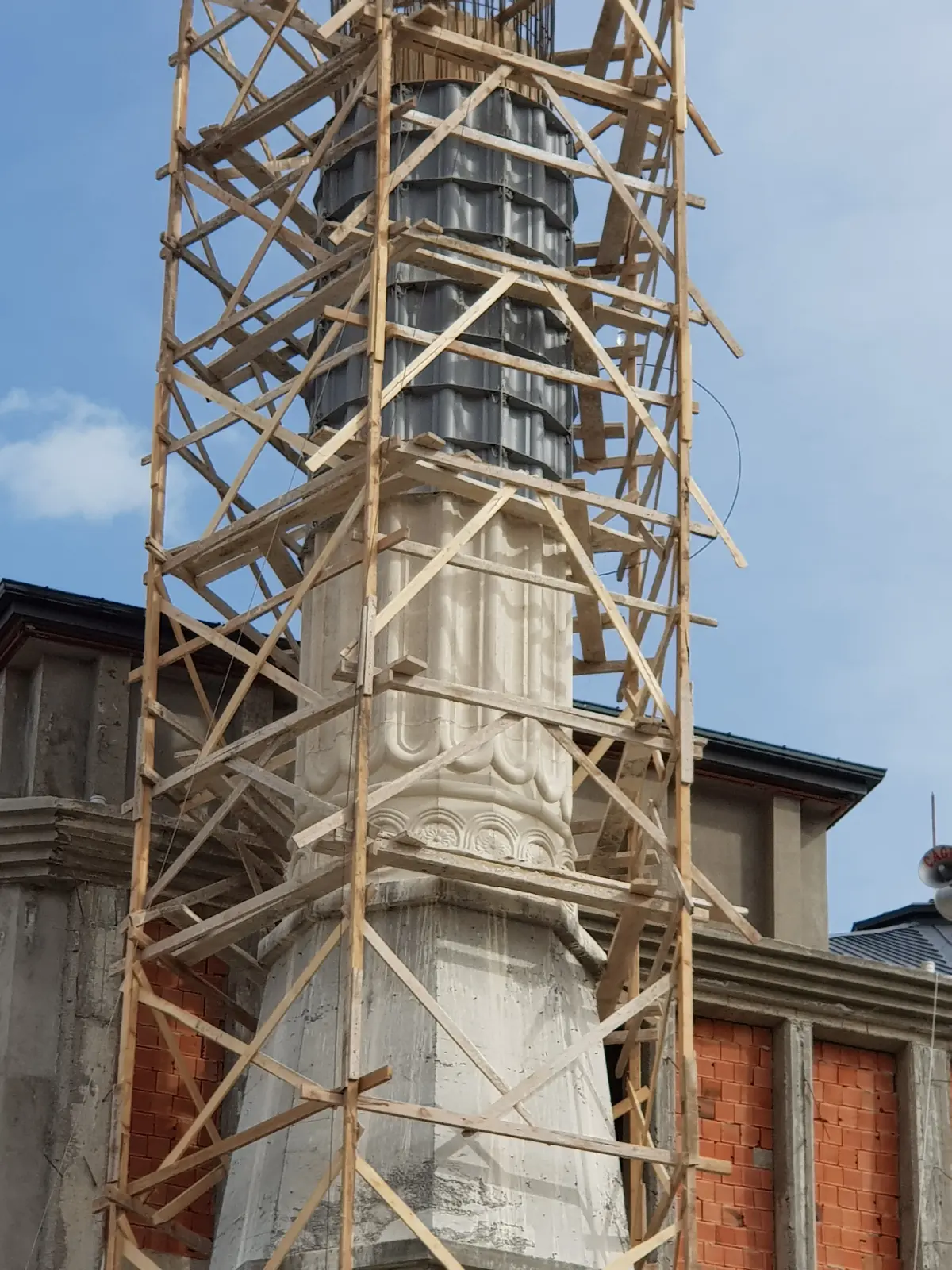 Samsun Atakum Büyük Camii minaresi — ahşap iskele içinde yükselen kaide ve pabuç bölümü
