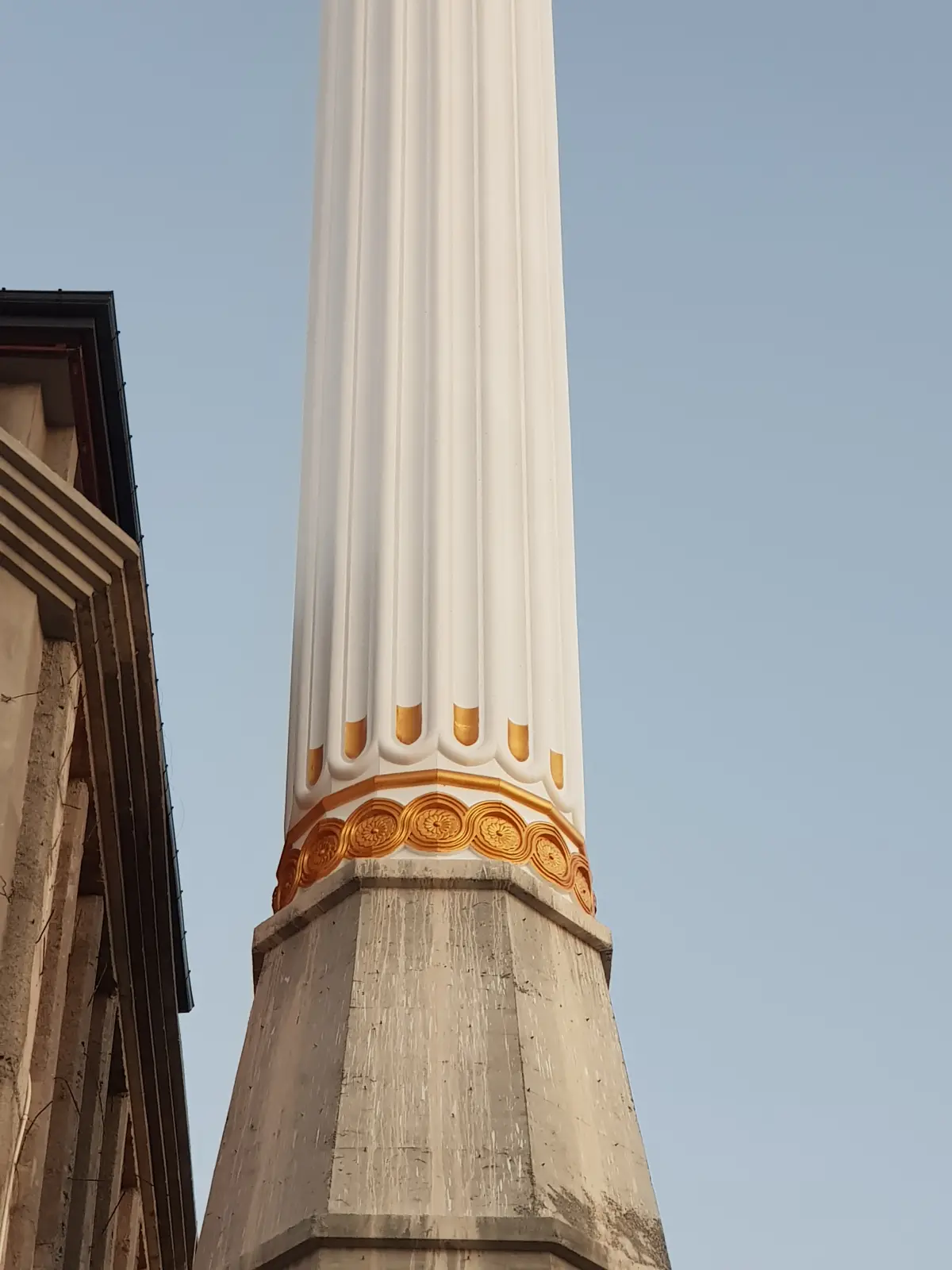 Minare kaidesi ile gövde arasındaki altın varaklı bilezik geçişi