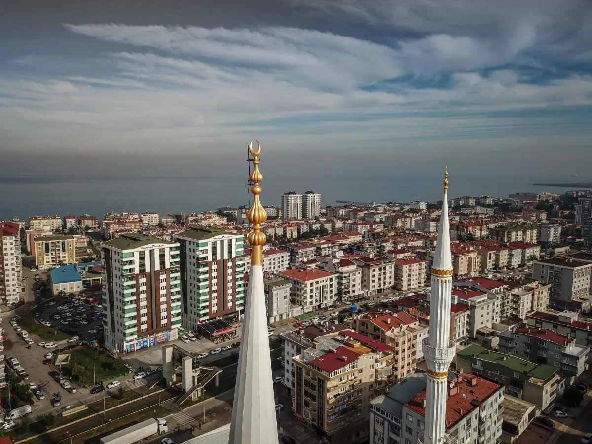 Drone çekimi — Atakum sahilinde minare ve arka planda Karadeniz