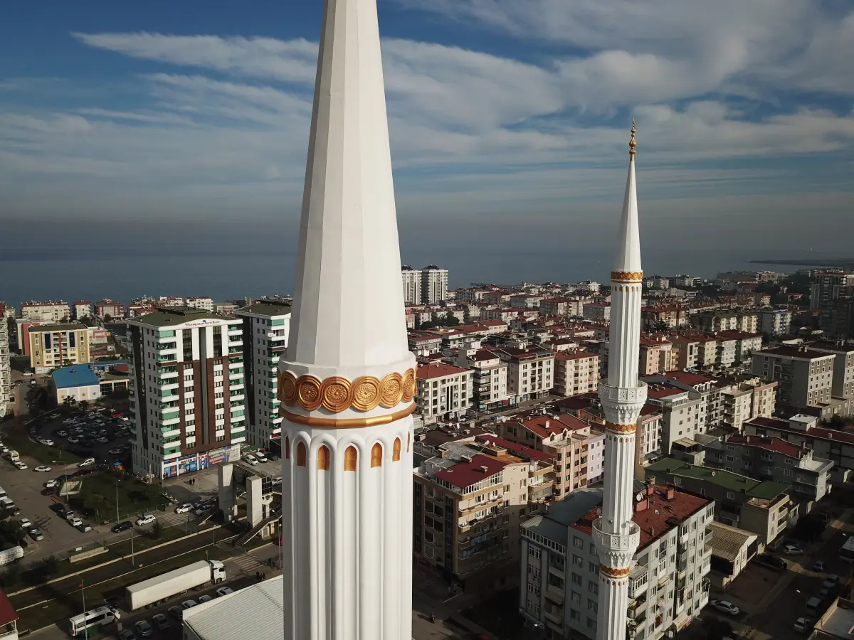 Havadan çekim: caminin iki minaresi ve Atakum yerleşimi