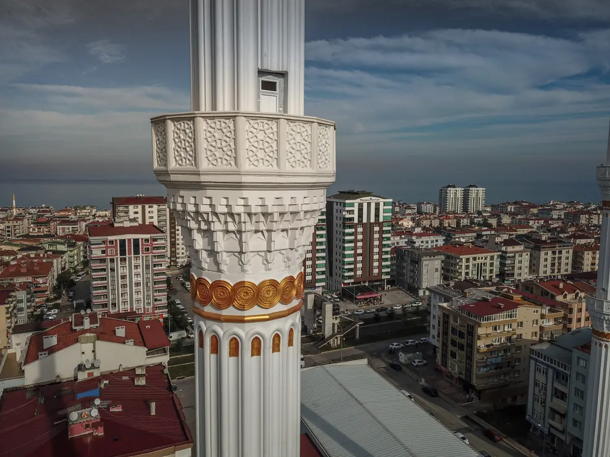 Şerefe kotundan drone çekimi — korkuluk ve mukarnas bileziği yakın plan