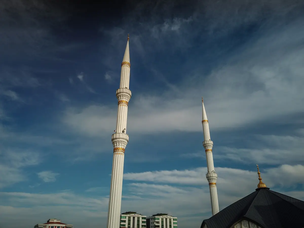 Samsun Atakum Büyük Camii’nin çift minaresi — gün batımında havadan görünüm