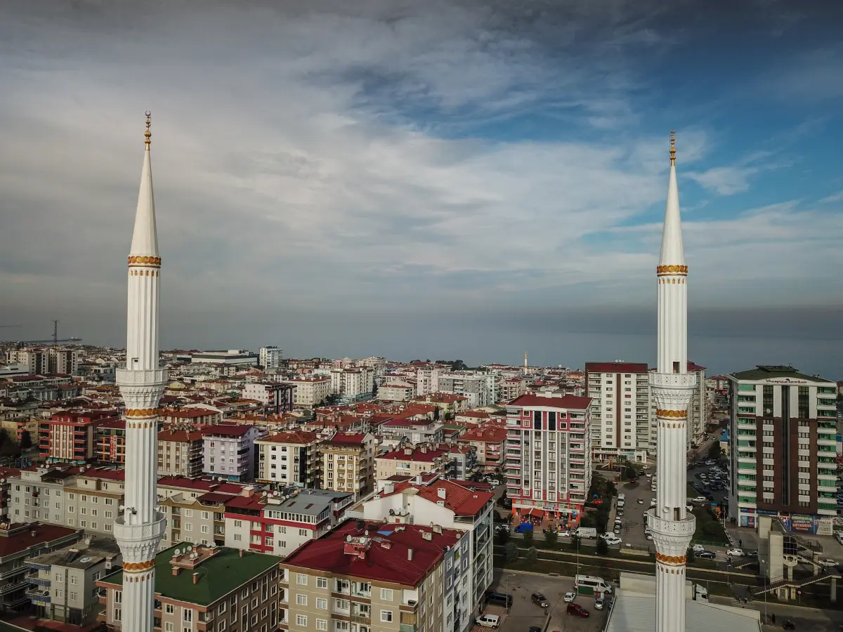İki minarenin şerefe hizası ve gövde oranını gösteren havadan kare