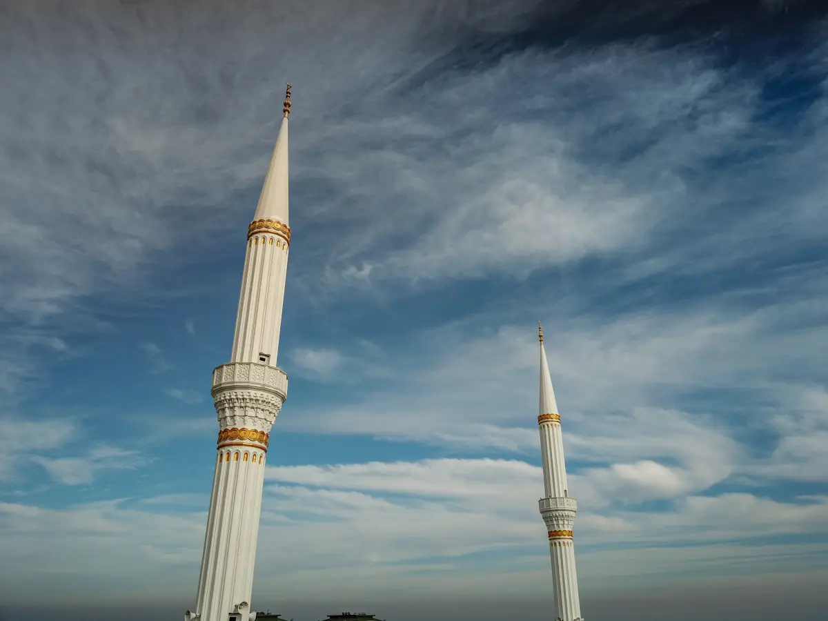 Minarelerin petek ve külah bölümlerinin havadan detay çekimi