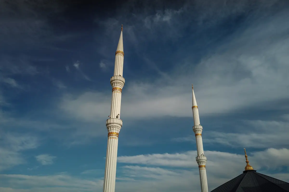 Samsun Atakum Büyük Camii’nin çift minaresi — gün batımında havadan görünüm