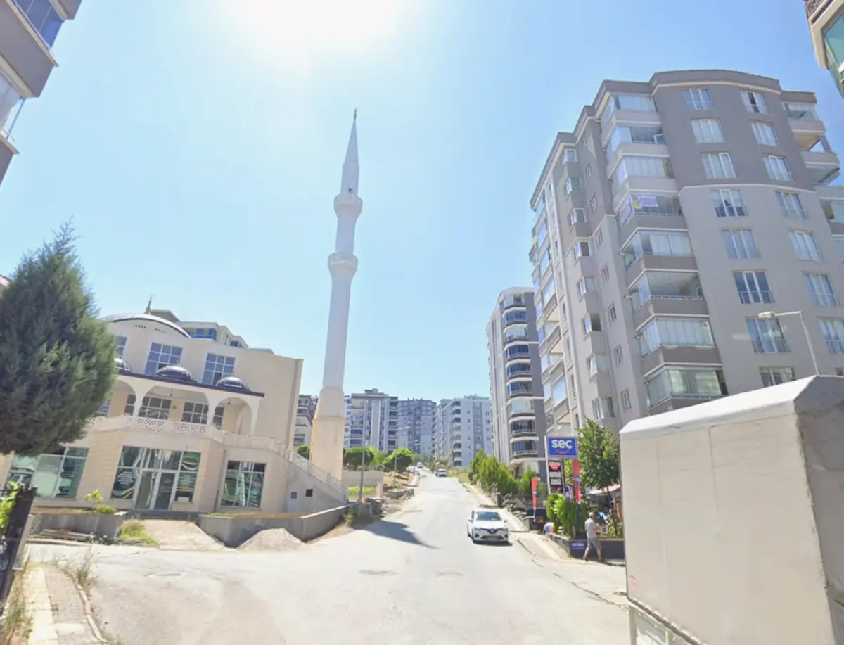 Atakum Kevser Camii minaresi — sokaktan, apartman blokları arasında
