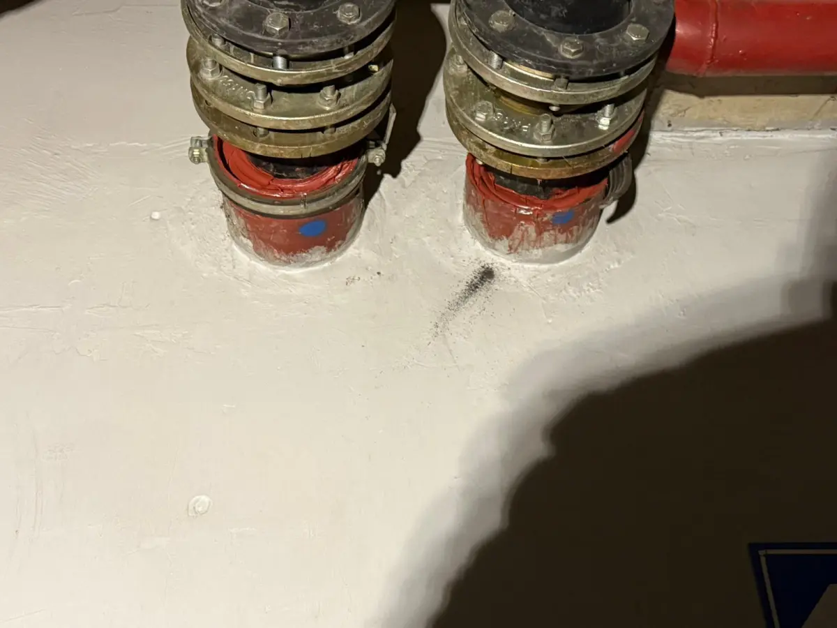 Sıvı membranla kaplı döşemede iki flanşlı boru geçişi