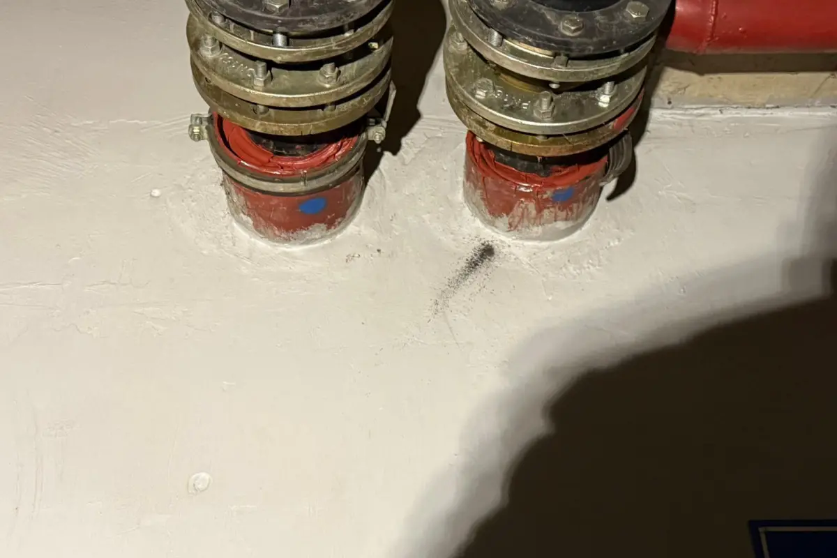 Sıvı membranla kaplı döşemede iki flanşlı boru geçişi