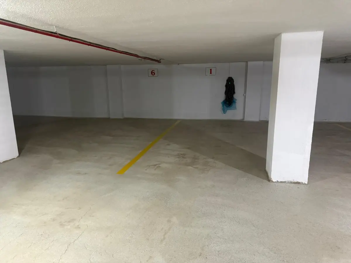 Soho Sitesi otoparkı — beton silme zemin ve park çizgileri